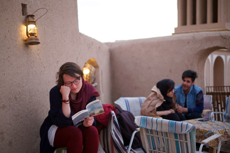 Sandar Barão Nobre - Acordo Fotográfico - Irão 2019 - Yazd - Terraço Art House - Leitora - 8